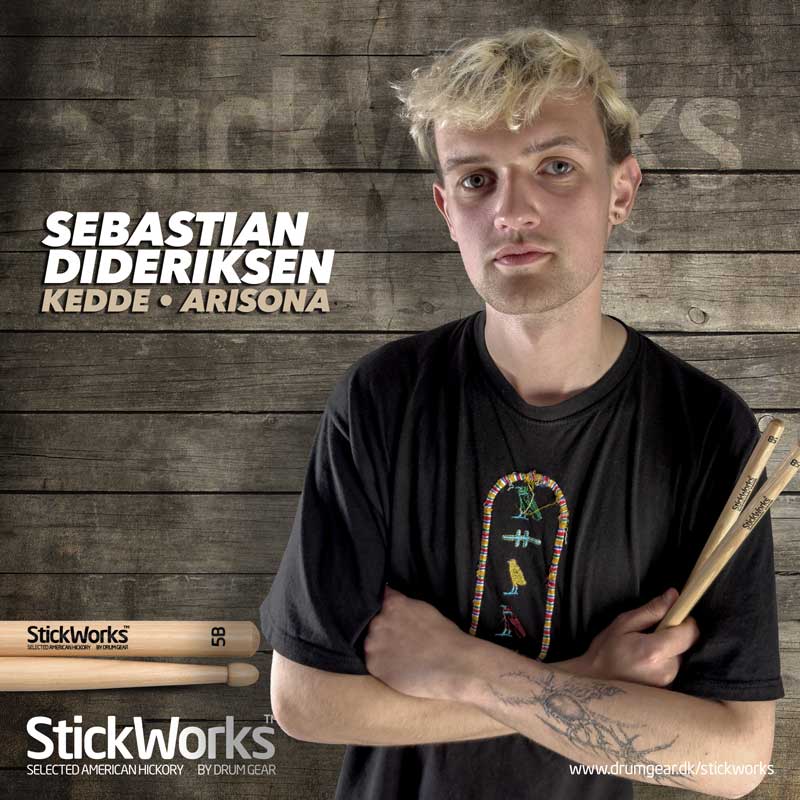 Sebastian Dideriksen med et sæt stickworks trommestikker