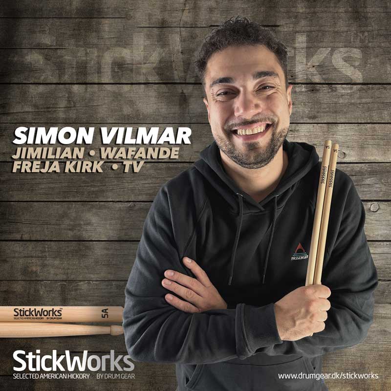 Simon Vilmar med et sæt stickworks trommestikker